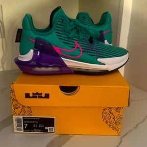 LEBRON WITNESS VI size 7